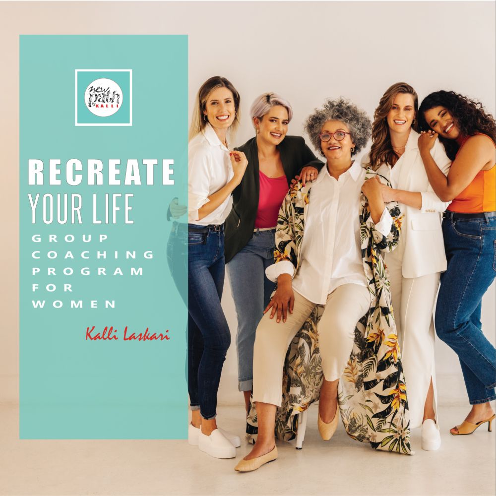 Recreate Your Life. Group coaching program for women. Φωτογραφία μια ομάδα από 5 χαρούμενες γυναίκες σε διαφορετικές ηλικίες που κοιτούν με αυτοπεποίθηση την κάμερα